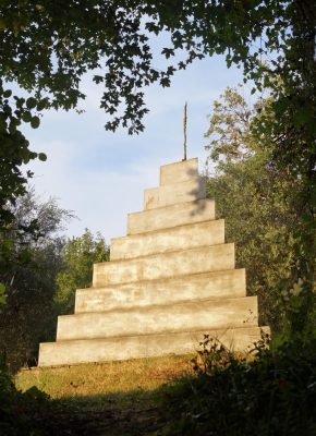 Daniel Spoerri Pyramide im Giardino Italien 67